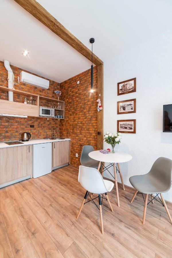 Затишні Смарт-Квартири В Історичному Центрі! Apartment Uzhhorod Exterior photo